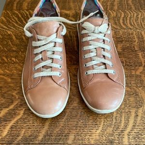 NWOT Born leather shoes. Size 8 medium. Tan with rainbow lining.